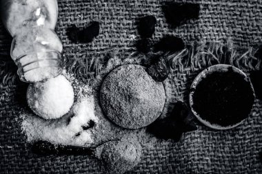 Babool meyve, Vachellia nilotica veya sakız Arapça ağaç kömür, tozu ve tuz ile diş tedavi/sorunları için kullanılır.