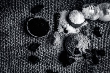 Babool meyve, Vachellia nilotica veya sakız Arapça ağaç kömür, tozu ve tuz ile diş tedavi/sorunları için kullanılır.