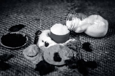 Babool meyve, Vachellia nilotica veya sakız Arapça ağaç kömür, tozu ve tuz ile diş tedavi/sorunları için kullanılır.