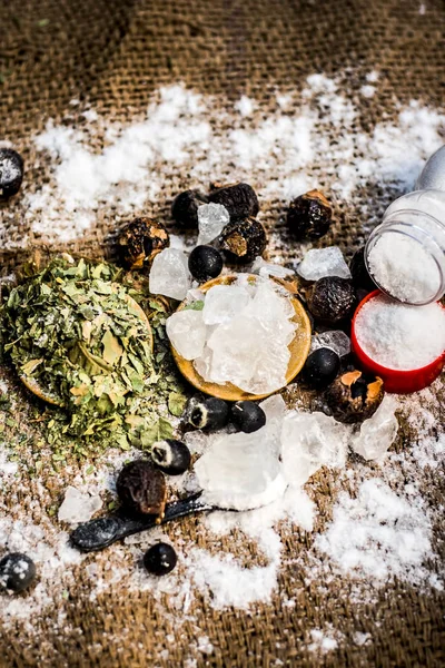 Ayurveda otlar diş sorunları i.e şap tozu, potasyum Alüminyum sülfat dodecahydrate tedavisi için karışımı yakın çekim, fındık, Sapindus, toz neem bush ve tuz, sodyum klorür soap.