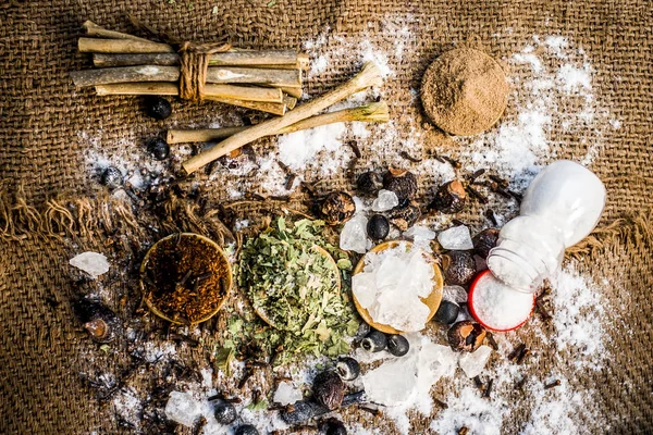 Ayurveda otlar diş sorunları i.e şap tozu, potasyum Alüminyum sülfat dodecahydrate tedavisi için karışımı yakın çekim, fındık, Sapindus, toz neem bush ve tuz, sodyum klorür soap.