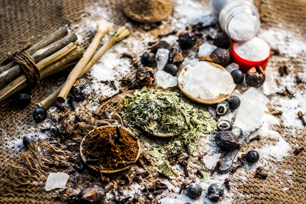 Ayurveda otlar diş sorunları i.e şap tozu, potasyum Alüminyum sülfat dodecahydrate tedavisi için karışımı yakın çekim, fındık, Sapindus, toz neem bush ve tuz, sodyum klorür soap.