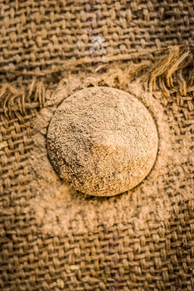 Toz Hint sakız, babol meyve, Bawal ke paide topçu çanta üzerinde küçük bir tabak içinde.