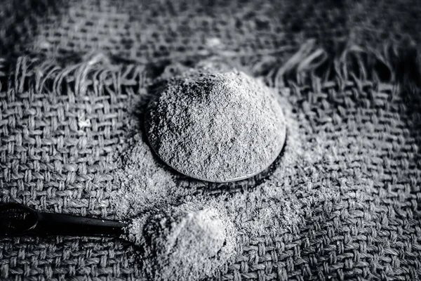 Toz yakın babool meyvesi akasya nilotica Linn toz topçu arka plan üzerinde faydalıdır ve Ayurvedik tıp diş sorunları için.