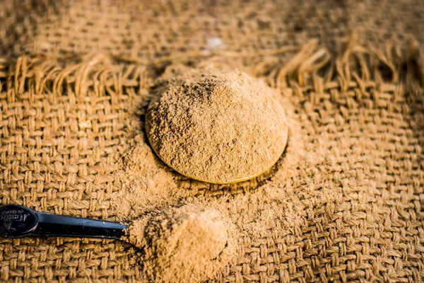 Toz yakın babool meyvesi akasya nilotica Linn toz topçu arka plan üzerinde faydalıdır ve Ayurvedik tıp diş sorunları için.