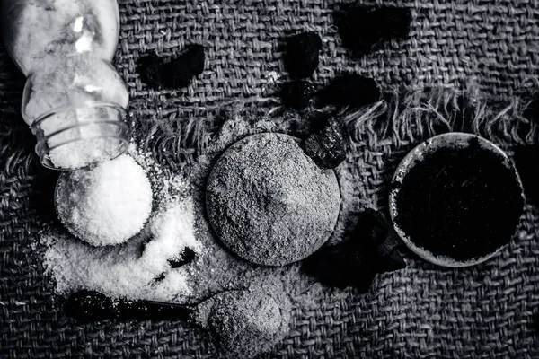 Babool meyve, Vachellia nilotica veya sakız Arapça ağaç kömür, tozu ve tuz ile diş tedavi/sorunları için kullanılır.