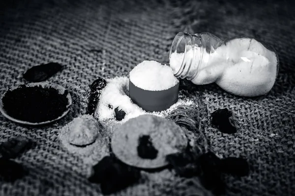 Babool meyve, Vachellia nilotica veya sakız Arapça ağaç kömür, tozu ve tuz ile diş tedavi/sorunları için kullanılır.