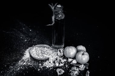 Ham taze olgun Phyllanthus emblica, amla veya toz ve ahşap yüzeyde ayıklanan petrol ile Hint bektaşi üzümü.