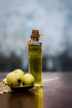 Ham taze olgun Phyllanthus emblica, amla veya toz ve ahşap yüzeyde ayıklanan petrol ile Hint bektaşi üzümü.