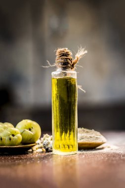 Ham taze olgun Phyllanthus emblica, amla veya toz ve ahşap yüzeyde ayıklanan petrol ile Hint bektaşi üzümü.