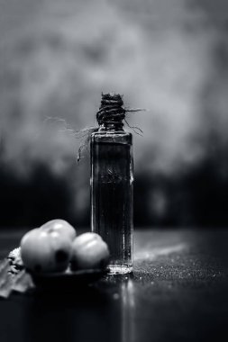 Ham taze olgun Phyllanthus emblica, amla veya toz ve ahşap yüzeyde ayıklanan petrol ile Hint bektaşi üzümü.