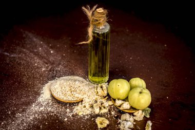 Ham taze olgun Phyllanthus emblica, amla veya toz ve ahşap yüzeyde ayıklanan petrol ile Hint bektaşi üzümü.