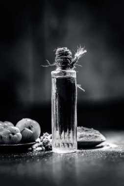 Ham taze olgun Phyllanthus emblica, amla veya toz ve ahşap yüzeyde ayıklanan petrol ile Hint bektaşi üzümü.