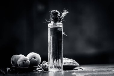 Ham taze olgun Phyllanthus emblica, amla veya toz ve ahşap yüzeyde ayıklanan petrol ile Hint bektaşi üzümü.