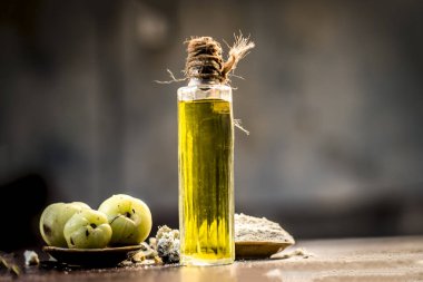 Ham taze olgun Phyllanthus emblica, amla veya toz ve ahşap yüzeyde ayıklanan petrol ile Hint bektaşi üzümü.