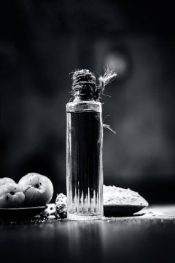 Ham taze olgun Phyllanthus emblica, amla veya toz ve ahşap yüzeyde ayıklanan petrol ile Hint bektaşi üzümü.