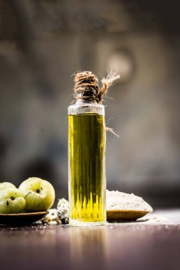 Ham taze olgun Phyllanthus emblica, amla veya toz ve ahşap yüzeyde ayıklanan petrol ile Hint bektaşi üzümü.