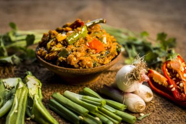 Hint ile sebze benzeri: taze soğan, kış sezonu Baingan ka Bharta yenen yemeğin yakın Allium fistulosum, kişniş, Coriandrum sativum, sarımsak, Allium sativum ve titreme.