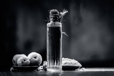 Ham taze olgun Phyllanthus emblica, amla veya toz ve ahşap yüzeyde ayıklanan petrol ile Hint bektaşi üzümü.