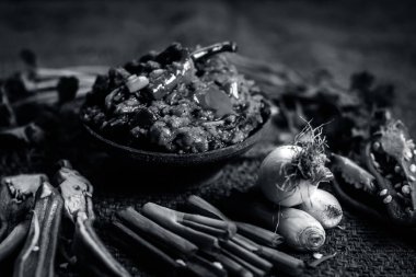 Hint ile sebze benzeri: taze soğan, kış sezonu Baingan ka Bharta yenen yemeğin yakın Allium fistulosum, kişniş, Coriandrum sativum, sarımsak, Allium sativum ve titreme.