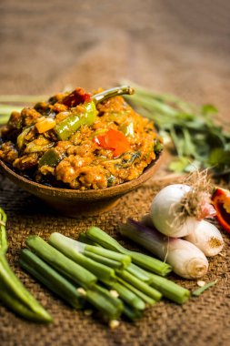 Hint ile sebze benzeri: taze soğan, kış sezonu Baingan ka Bharta yenen yemeğin yakın Allium fistulosum, kişniş, Coriandrum sativum, sarımsak, Allium sativum ve titreme.