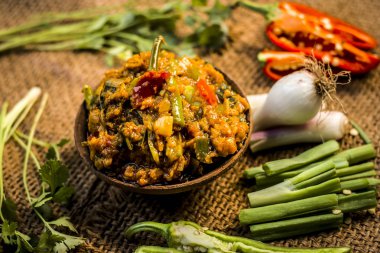 Hint ile sebze benzeri: taze soğan, kış sezonu Baingan ka Bharta yenen yemeğin yakın Allium fistulosum, kişniş, Coriandrum sativum, sarımsak, Allium sativum ve titreme.