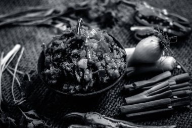 Hint ile sebze benzeri: taze soğan, kış sezonu Baingan ka Bharta yenen yemeğin yakın Allium fistulosum, kişniş, Coriandrum sativum, sarımsak, Allium sativum ve titreme.