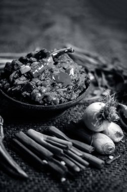 Hint ile sebze benzeri: taze soğan, kış sezonu Baingan ka Bharta yenen yemeğin yakın Allium fistulosum, kişniş, Coriandrum sativum, sarımsak, Allium sativum ve titreme.