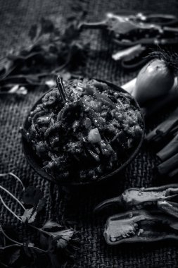 Hint ile sebze benzeri: taze soğan, kış sezonu Baingan ka Bharta yenen yemeğin yakın Allium fistulosum, kişniş, Coriandrum sativum, sarımsak, Allium sativum ve titreme.