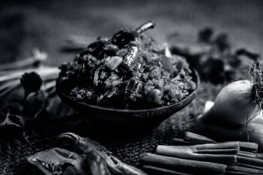 Hint ile sebze benzeri: taze soğan, kış sezonu Baingan ka Bharta yenen yemeğin yakın Allium fistulosum, kişniş, Coriandrum sativum, sarımsak, Allium sativum ve titreme.