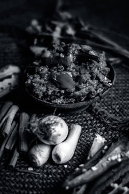 Hint ile sebze benzeri: taze soğan, kış sezonu Baingan ka Bharta yenen yemeğin yakın Allium fistulosum, kişniş, Coriandrum sativum, sarımsak, Allium sativum ve titreme.