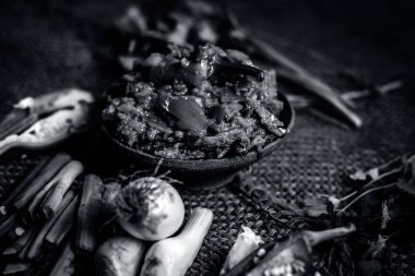 Hint ile sebze benzeri: taze soğan, kış sezonu Baingan ka Bharta yenen yemeğin yakın Allium fistulosum, kişniş, Coriandrum sativum, sarımsak, Allium sativum ve titreme.