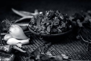 Hint ile sebze benzeri: taze soğan, kış sezonu Baingan ka Bharta yenen yemeğin yakın Allium fistulosum, kişniş, Coriandrum sativum, sarımsak, Allium sativum ve titreme.