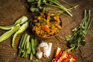 Hint ile sebze benzeri: taze soğan, kış sezonu Baingan ka Bharta yenen yemeğin yakın Allium fistulosum, kişniş, Coriandrum sativum, sarımsak, Allium sativum ve titreme.