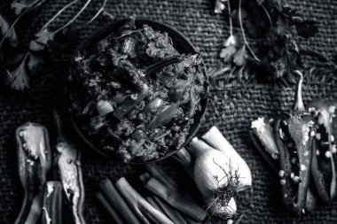 Hint ile sebze benzeri: taze soğan, kış sezonu Baingan ka Bharta yenen yemeğin yakın Allium fistulosum, kişniş, Coriandrum sativum, sarımsak, Allium sativum ve titreme.