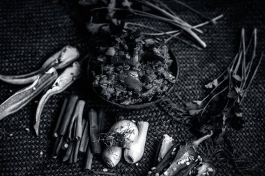 Hint ile sebze benzeri: taze soğan, kış sezonu Baingan ka Bharta yenen yemeğin yakın Allium fistulosum, kişniş, Coriandrum sativum, sarımsak, Allium sativum ve titreme.