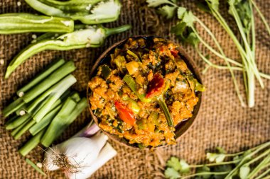 Hint ile sebze benzeri: taze soğan, kış sezonu Baingan ka Bharta yenen yemeğin yakın Allium fistulosum, kişniş, Coriandrum sativum, sarımsak, Allium sativum ve titreme.