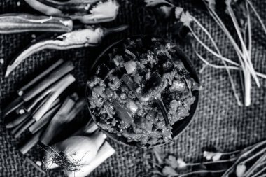 Hint ile sebze benzeri: taze soğan, kış sezonu Baingan ka Bharta yenen yemeğin yakın Allium fistulosum, kişniş, Coriandrum sativum, sarımsak, Allium sativum ve titreme.