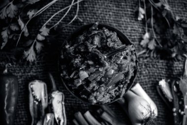 Hint ile sebze benzeri: taze soğan, kış sezonu Baingan ka Bharta yenen yemeğin yakın Allium fistulosum, kişniş, Coriandrum sativum, sarımsak, Allium sativum ve titreme.