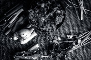 Hint ile sebze benzeri: taze soğan, kış sezonu Baingan ka Bharta yenen yemeğin yakın Allium fistulosum, kişniş, Coriandrum sativum, sarımsak, Allium sativum ve titreme.