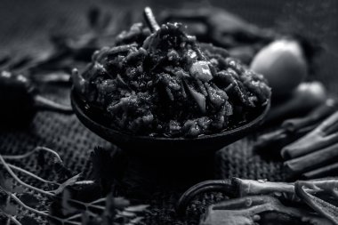 Hint ile sebze benzeri: taze soğan, kış sezonu Baingan ka Bharta yenen yemeğin yakın Allium fistulosum, kişniş, Coriandrum sativum, sarımsak, Allium sativum ve titreme.