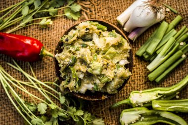 Hint ile sebze benzeri: taze soğan, kış sezonu Baingan ka Bharta yenen yemeğin yakın Allium fistulosum, kişniş, Coriandrum sativum, sarımsak, Allium sativum ve titreme.