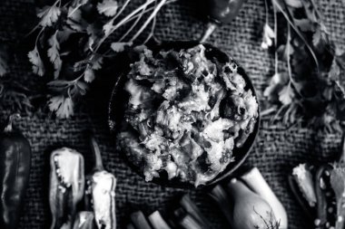 Hint ile sebze benzeri: taze soğan, kış sezonu Baingan ka Bharta yenen yemeğin yakın Allium fistulosum, kişniş, Coriandrum sativum, sarımsak, Allium sativum ve titreme.