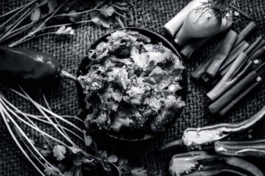 Hint ile sebze benzeri: taze soğan, kış sezonu Baingan ka Bharta yenen yemeğin yakın Allium fistulosum, kişniş, Coriandrum sativum, sarımsak, Allium sativum ve titreme.