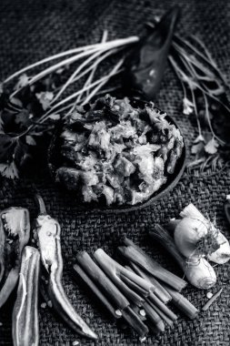 Hint ile sebze benzeri: taze soğan, kış sezonu Baingan ka Bharta yenen yemeğin yakın Allium fistulosum, kişniş, Coriandrum sativum, sarımsak, Allium sativum ve titreme.