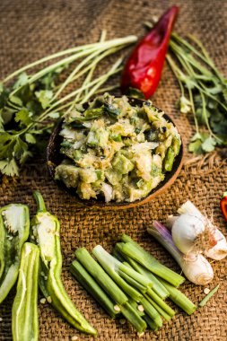 Hint ile sebze benzeri: taze soğan, kış sezonu Baingan ka Bharta yenen yemeğin yakın Allium fistulosum, kişniş, Coriandrum sativum, sarımsak, Allium sativum ve titreme.