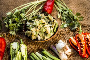 Hint ile sebze benzeri: taze soğan, kış sezonu Baingan ka Bharta yenen yemeğin yakın Allium fistulosum, kişniş, Coriandrum sativum, sarımsak, Allium sativum ve titreme.