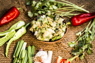 Hint ile sebze benzeri: taze soğan, kış sezonu Baingan ka Bharta yenen yemeğin yakın Allium fistulosum, kişniş, Coriandrum sativum, sarımsak, Allium sativum ve titreme.