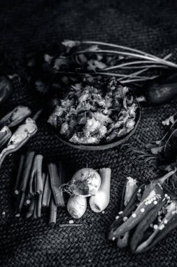 Hint ile sebze benzeri: taze soğan, kış sezonu Baingan ka Bharta yenen yemeğin yakın Allium fistulosum, kişniş, Coriandrum sativum, sarımsak, Allium sativum ve titreme.