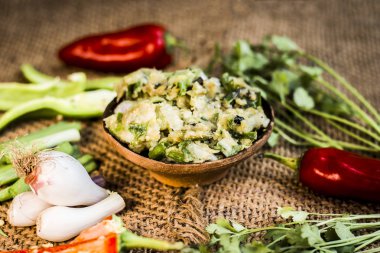 Hint ile sebze benzeri: taze soğan, kış sezonu Baingan ka Bharta yenen yemeğin yakın Allium fistulosum, kişniş, Coriandrum sativum, sarımsak, Allium sativum ve titreme.